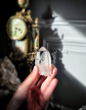 Lade das Bild in den Galerie-Viewer, High Grade Lemurian Quartz Seed / Point - 80g #371