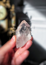 Lade das Bild in den Galerie-Viewer, High Grade Lemurian Quartz Seed / Point - 80g #371