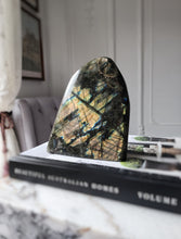 이미지를 갤러리 뷰어에 로드 , Large Golden Flash Labradorite Freeform - 2.5kg #107