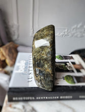 이미지를 갤러리 뷰어에 로드 , Large Golden Flash Labradorite Freeform - 2.5kg #107