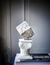 画像をギャラリービューアに読み込む, Black & White Quartz Cube - 1.06kg #95