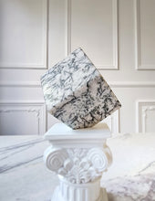 ์ด๋ฏธ์ง๋ฅผ ๊ฐค๋ฌ๋ฆฌ ๋ทฐ์ด์ ๋ก๋ , Black & White Quartz Cube - 973g #100