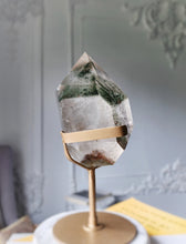 이미지를 갤러리 뷰어에 로드 , Garden Quartz / Lodolite Green Phantom Freeform on Gold Stand - 1.23kg #178
