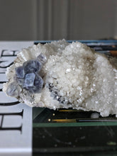 이미지를 갤러리 뷰어에 로드 , Blue Fluorite Cubes on White Quartz - 372g #40