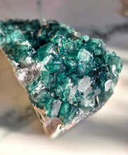 이미지를 갤러리 뷰어에 로드 , Green Fluorite Cluster - 1.17kg #84