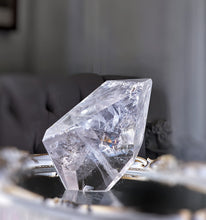 이미지를 갤러리 뷰어에 로드 , Large Clear Quartz Freeform on Gold Stand - 1.24kg #1
