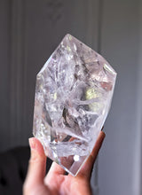 이미지를 갤러리 뷰어에 로드 , Large Clear Quartz Freeform on Gold Stand - 1.24kg #1