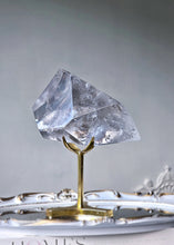 이미지를 갤러리 뷰어에 로드 , Large Clear Quartz Freeform on Gold Stand - 1.24kg #1