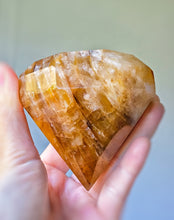 將圖片載入圖庫檢視器 Golden Healer Diamond Shaped on Gold Stand #430