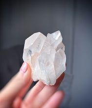 Cargar imagen en el visor de la galería, Light Pink Himalayan Quartz Cluster - small 133g #513