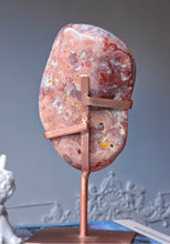 將圖片載入圖庫檢視器 Pink Amethyst Slab on Rose Gold Stand - 1.18kg #404