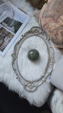 비디오를 갤러리 뷰어 Green Strawberry x Epidote Quartz Sphere - 470g #48에 로드 및 재생