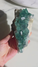 비디오를 갤러리 뷰어 Green Fluorite Cluster - 746g #81에 로드 및 재생