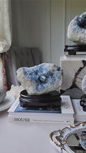 비디오를 갤러리 뷰어 High Grade Celestite Cluster on Wooden Stand - 4.9kg #93에 로드 및 재생