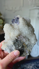 비디오를 갤러리 뷰어 Blue Fluorite Cubes on White Quartz - 372g #40에 로드 및 재생