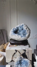 비디오를 갤러리 뷰어 Large High Grade Celestite Geode / Cluster on Wooden Stand - 11.73kg #17에 로드 및 재생