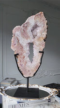 비디오를 갤러리 뷰어 Large Pink Amethyst Flower Slab on Metal Stand - 4.45kg #149에 로드 및 재생