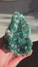 비디오를 갤러리 뷰어 Green Fluorite Cluster - 1.17kg #84에 로드 및 재생