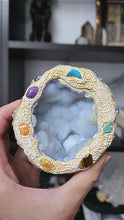 비디오를 갤러리 뷰어 7 Chakras Blue Agate Geode Bowl - 268g #1에 로드 및 재생