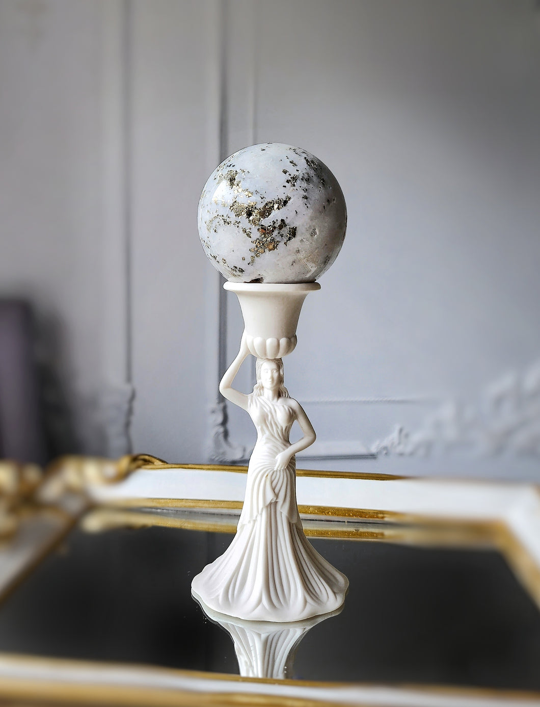 Statue Sphere Stand - White