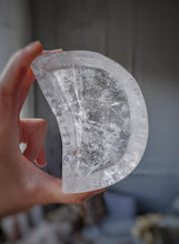 Cargar imagen en el visor de la galería, Clear Quartz Moon Bowl - small #099
