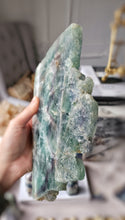 將圖片載入圖庫檢視器 Snowflake Rainbow Fluorite Slab - 1.1kg #2
