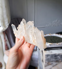 Cargar imagen en el visor de la galería, Clear Quartz Cluster - small 354g #102
