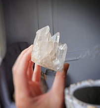 Cargar imagen en el visor de la galería, Clear Quartz Cluster - small 354g #102
