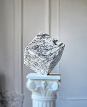 Cargar imagen en el visor de la galería, Black &amp; White Quartz Cube - 1.16kg #211
