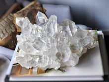 將圖片載入圖庫檢視器 Premium Grade Large Himalayan Quartz Cluster - 2.65kg #262
