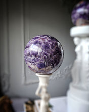 Cargar imagen en el visor de la galería, Chevron Amethyst Sphere - 1.5kg #148
