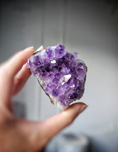 將圖片載入圖庫檢視器 Small Amethyst Cluster with Phantom Inclusion - 164g #V7
