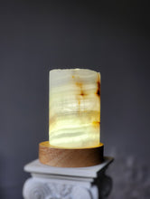 將圖片載入圖庫檢視器 Onyx Lamp / Round Pillar with LED Light Base - small #93
