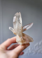 画像をギャラリービューアに読み込む, Himalayan Quartz Cluster with Inclusion - small 136g #335
