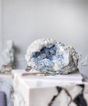 Cargar imagen en el visor de la galería, Large High Grade Celestite Geode / Cluster - 7.11kg #91
