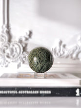 画像をギャラリービューアに読み込む, Green Strawberry x Epidote Quartz Sphere - 1.1kg #46
