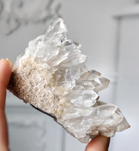 Cargar imagen en el visor de la galería, Clear Quartz Cluster - small 248g #43
