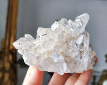 Cargar imagen en el visor de la galería, Clear Quartz Cluster - small 248g #43
