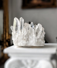 Cargar imagen en el visor de la galería, Clear Quartz Cluster - small 127g #23
