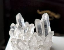 Cargar imagen en el visor de la galería, Clear Quartz Cluster - small 127g #23
