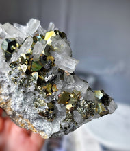 將圖片載入圖庫檢視器 Golden Pyrite in Clear Quartz Cluster - 447g #99
