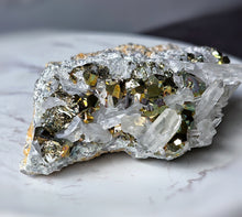 將圖片載入圖庫檢視器 Golden Pyrite in Clear Quartz Cluster - 447g #99
