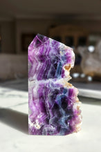 將圖片載入圖庫檢視器 Rainbow Fluorite Tower - Half Raw Half Polished - 573g #286
