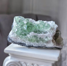 Cargar imagen en el visor de la galería, Green Fluorite Mineral Cluster - 202g small #137

