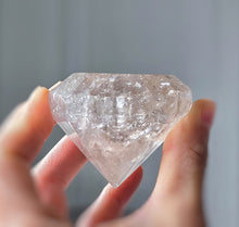 將圖片載入圖庫檢視器 Smoky Quartz Diamond Shaped - 126g #133
