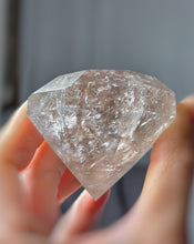 將圖片載入圖庫檢視器 Smoky Quartz Diamond Shaped - 126g #133

