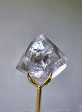 Cargar imagen en el visor de la galería, Clear Quartz Diamond Shaped Freeform on Gold Stand - 563g #4
