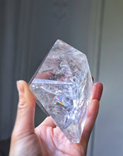 Cargar imagen en el visor de la galería, Clear Quartz Diamond Shaped Freeform on Gold Stand - 563g #4
