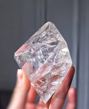 Cargar imagen en el visor de la galería, Clear Quartz Freeform on Clear Stand - 354g #99
