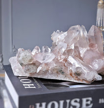 將圖片載入圖庫檢視器 Himalayan Quartz Cluster with Chlorite Phantom Inclusion - 1.25kg #512
